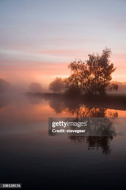 sunrise tranquility - thames river stockfoto's en -beelden