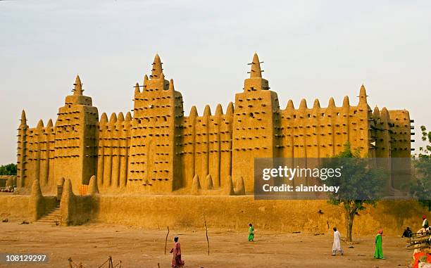 djenné, mali-moschee größte schlamm-gebäude - mali stock-fotos und bilder