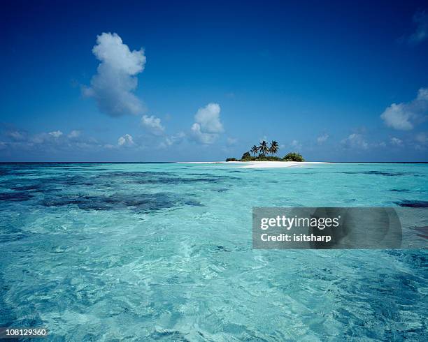 einsames island, malediven - einsame insel stock-fotos und bilder