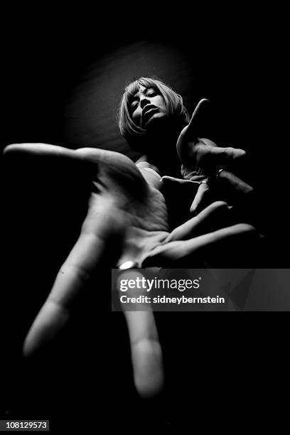 jeune femme faire signe d'approcher et motioning en direction de caméra - faire signe dapprocher photos et images de collection