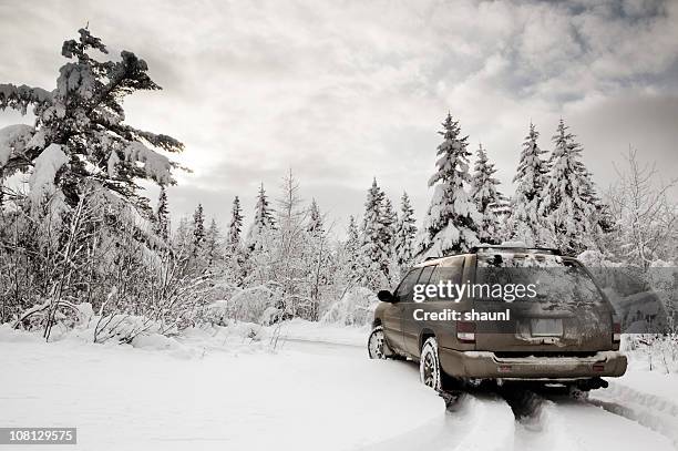 suv in the snow - bilar i snö bildbanksfoton och bilder