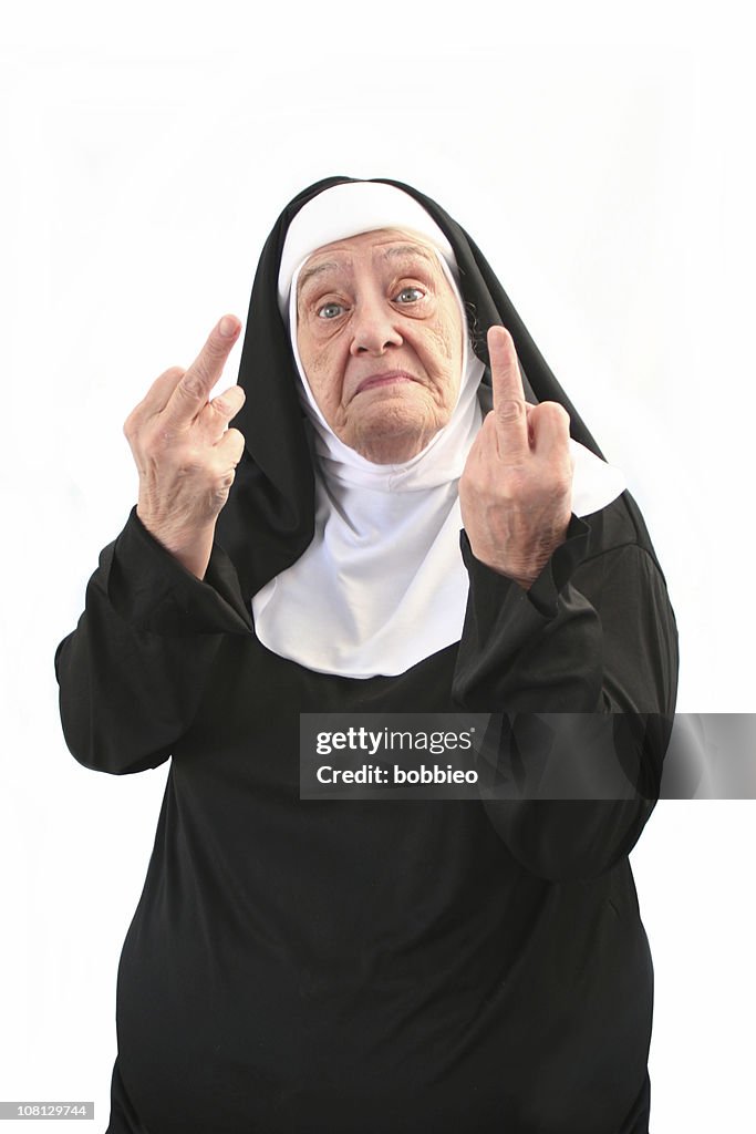 Senior Nonne gibt zwei nahen Finger-Gesten, isoliert auf weiss