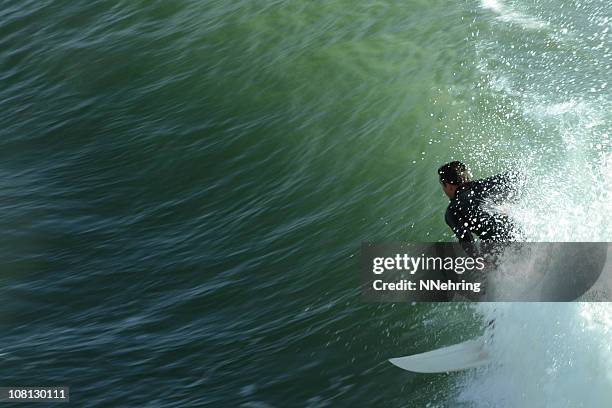 onda di equitazione surfista - santa cruz città della california centrale foto e immagini stock