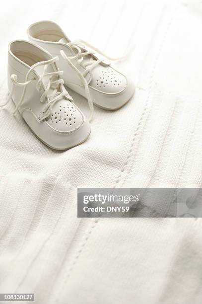 branco sapatos de bebê em cobertor - manta de bebé imagens e fotografias de stock