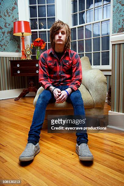 retrato de adolescente en el interior de la casa - one teenage boy only fotografías e imágenes de stock