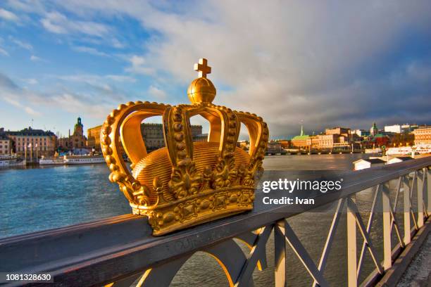 stockholm crown bridge, the bridge to skeppsholmen, golden crown in stockholm - the stockholm palace fotografías e imágenes de stock