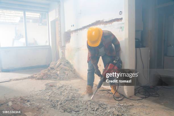 renovación de casa mujer - demolishing fotografías e imágenes de stock