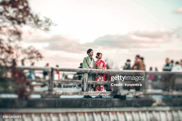 日本のカップル - 渡月橋 ストックフォトと画像