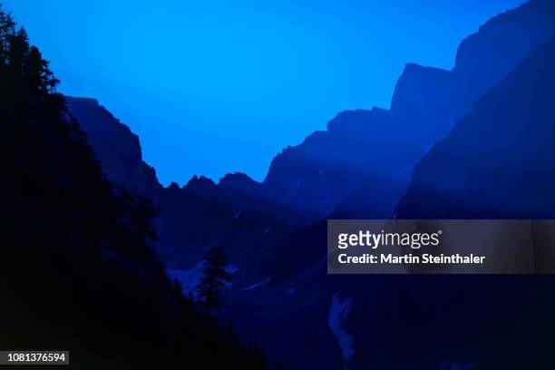 gebirge bergtal in morgendämmerung - blaue stunde - morgendämmerung bildbanksfoton och bilder