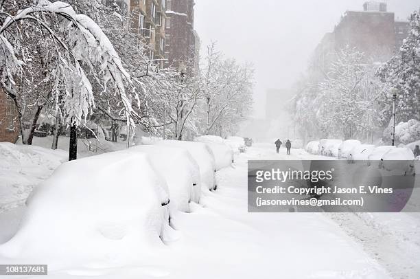 block of snow-covered cars - ventisca fotografías e imágenes de stock