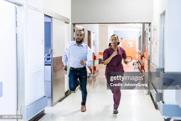 krankenschwester und arzt krankenhausflur liefen - wettlauf gegen die zeit stock-fotos und bilder