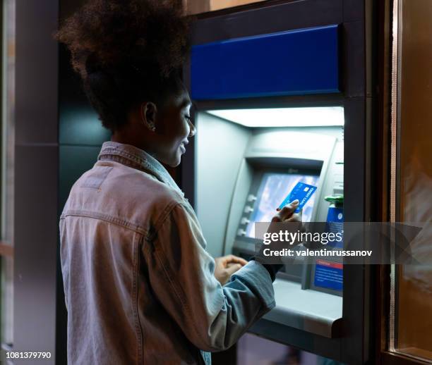 美國黑人婦女在自動取款機上取款 - atm 個照片及圖片檔