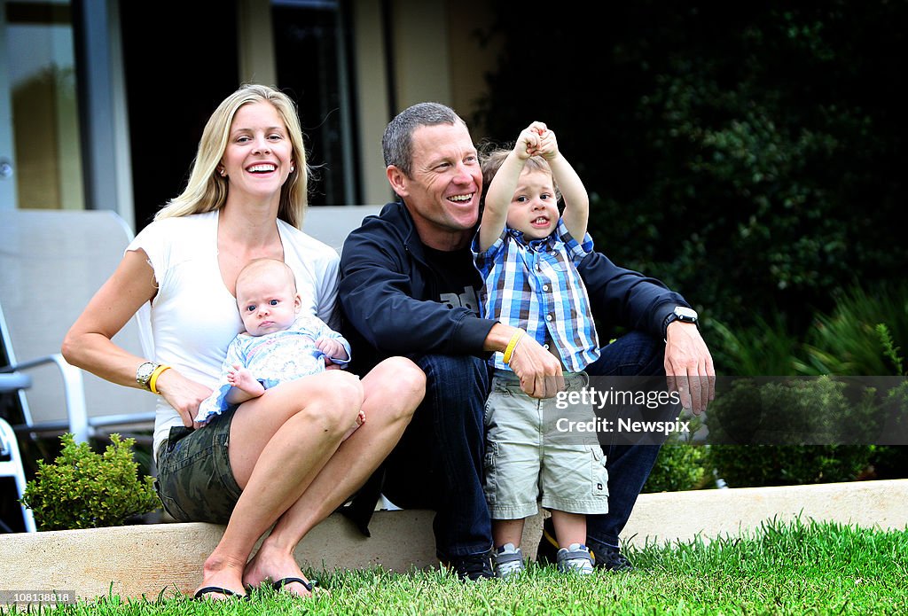 American Cyclist Lance Armstrong Sits With His Partner Anna Hansen american-cyclist-lance-armstrong-sits-with-his-partner-anna-hansen