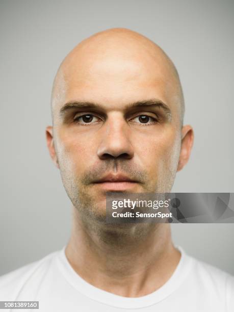 echte kaukasische man met lege expressie - completely bald stockfoto's en -beelden