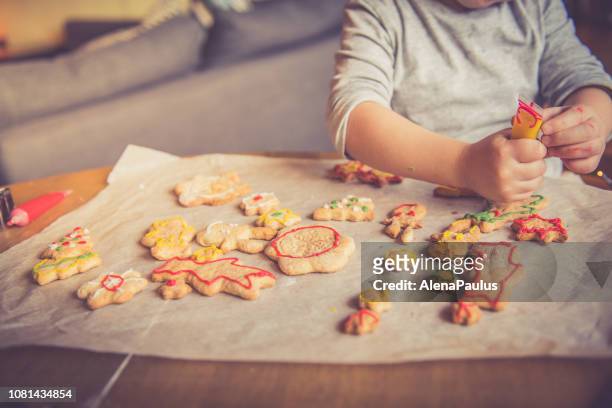 biscuits de noël de décoration de fille peu à la maison, les mains bouchent - flour christmas photos et images de collection