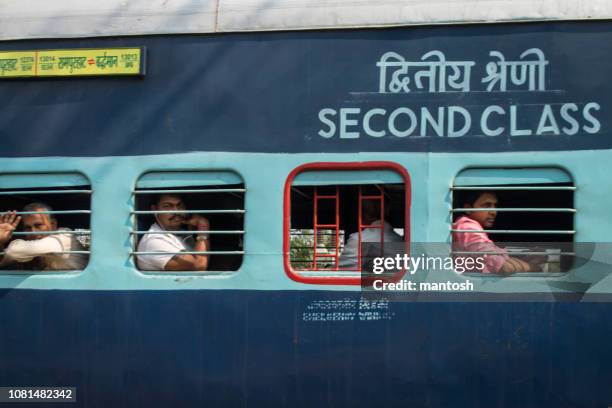 ferrocarriles indios durmiente clase ventana - indian railways fotografías e imágenes de stock