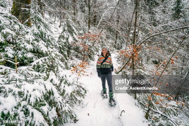 freunde-wanderung auf verschneiten fußweg - schneeschuh stock-fotos und bilder