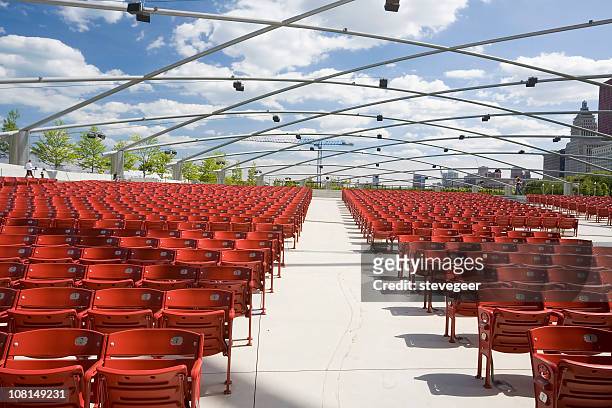 chicago konzert-pavillon mit stühlen - jay pritzker pavillion stock-fotos und bilder