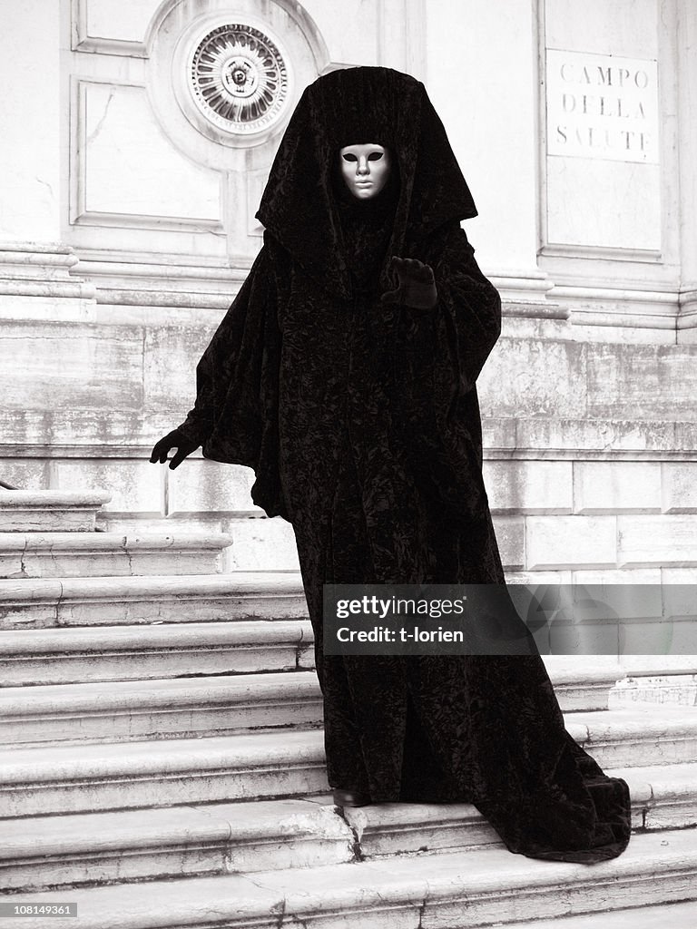 Posieren vor der Kirche. Venezianischen Karneval reichen.