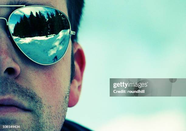 el hombre en gafas de sol reflejado - aviator glasses fotografías e imágenes de stock