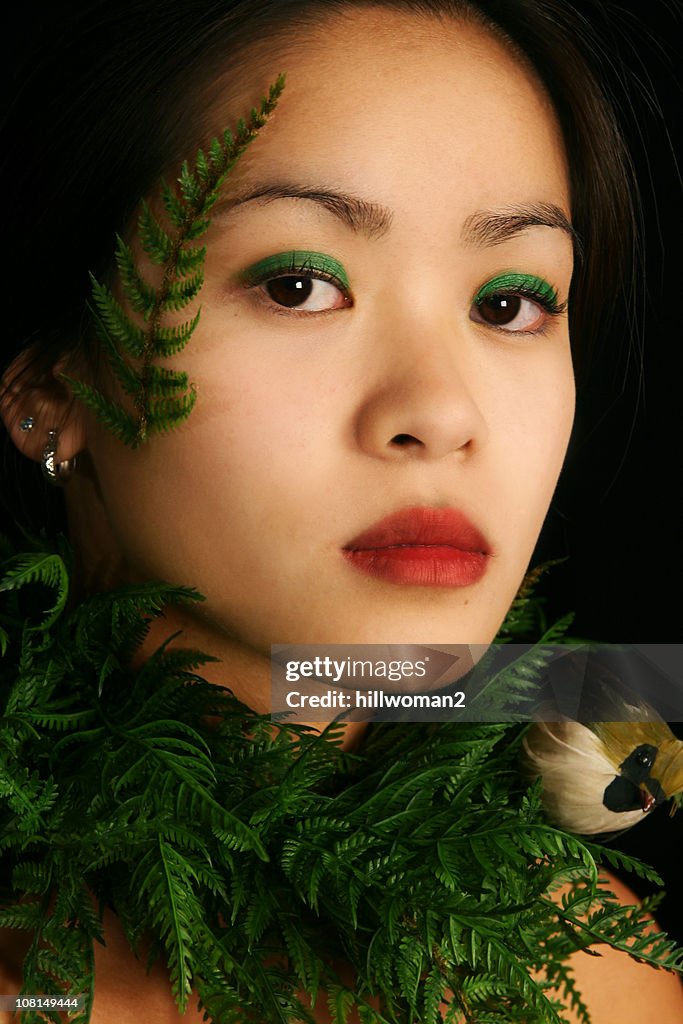 Mujer joven usando las plantas