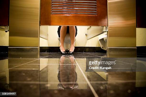 femme assise sur les toilettes - toilettes photos et images de collection