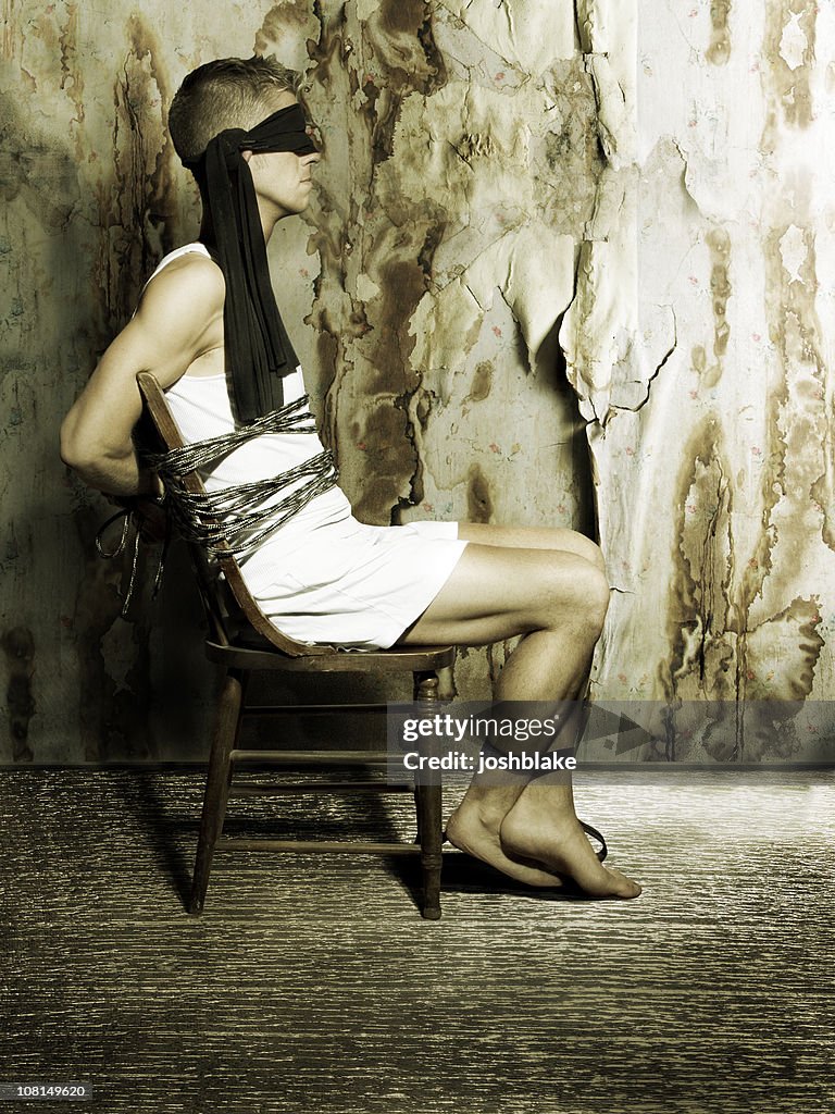Blindfolded homme assis dans un fauteuil