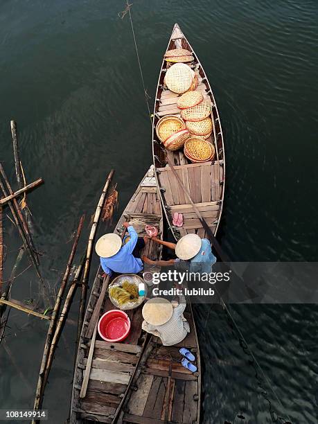 vietnamese women having a lunchbreak in their boats. hoi an - hoi an stockfoto's en -beelden