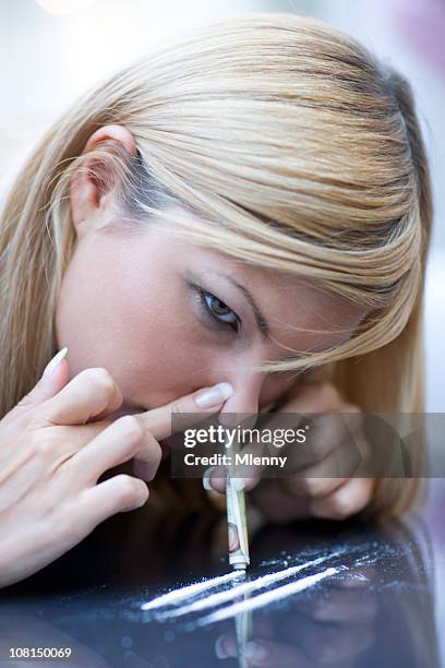 jovem mulher inalar cocaína - drogados imagens e fotografias de stock