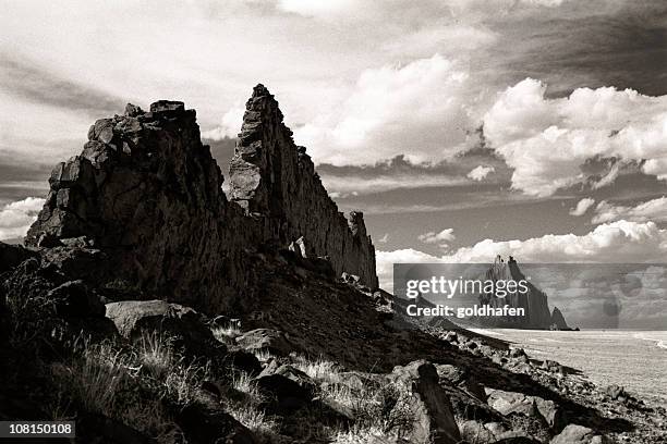 shiprock landscape, rocky coastline, black and white - shiprock 個照片及圖片檔