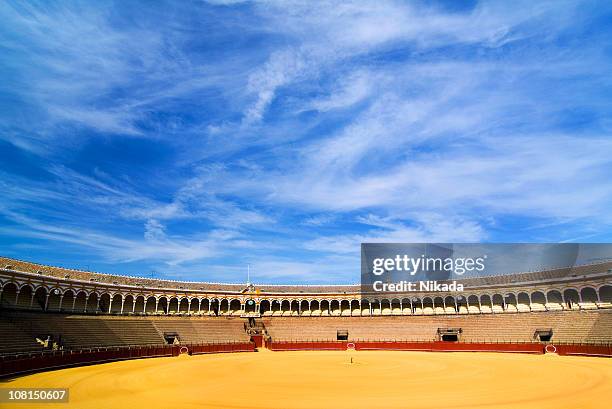 bullfighting arena com céu azul - corrida de touros imagens e fotografias de stock