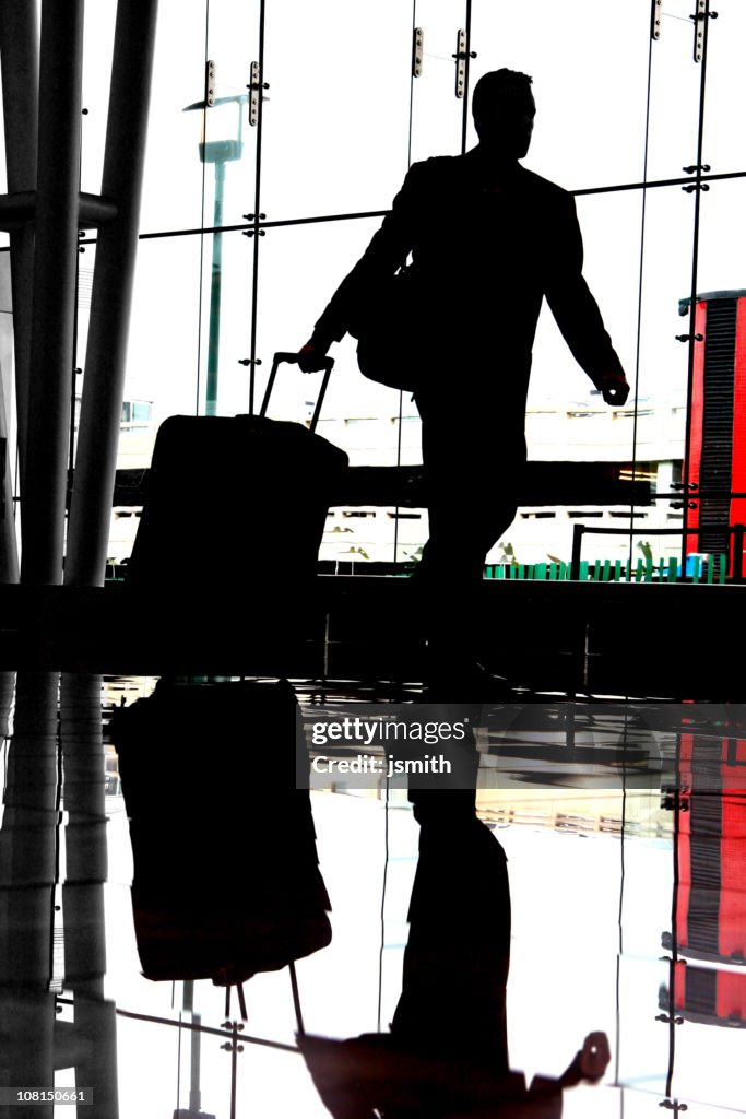 Silhueta do empresário no aeroporto