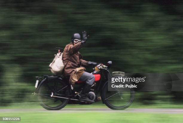 vintage motorcyclist, motion blur - vintage motorcycle stockfoto's en -beelden