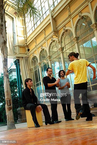 in their blood - alleen jonge mannen stockfoto's en -beelden