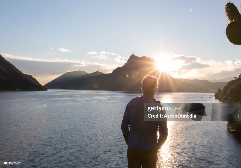 Frühere Mann auf See, Sonne und Berge anzeigen