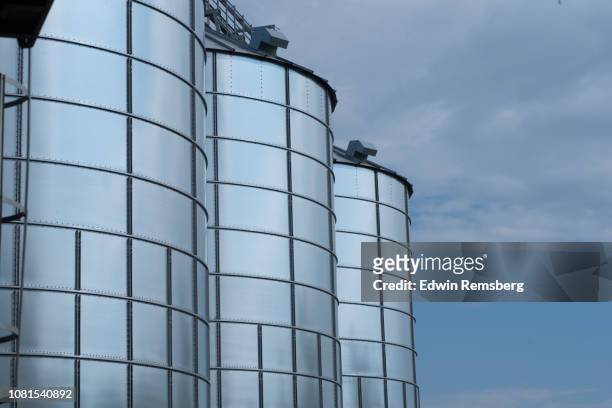 grain silos - silo fotografías e imágenes de stock