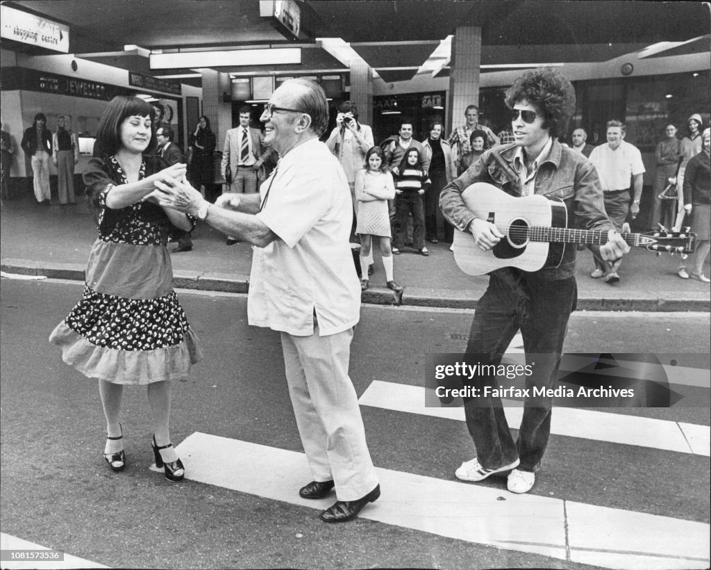 Bruce Small Sir Bruce Small of Gold Coast fame arrived in Sydney today with his ...
