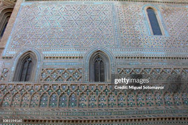 the mudéjar wall of the cathedral of the savior of zaragoza - provinz sarragossa stock-fotos und bilder