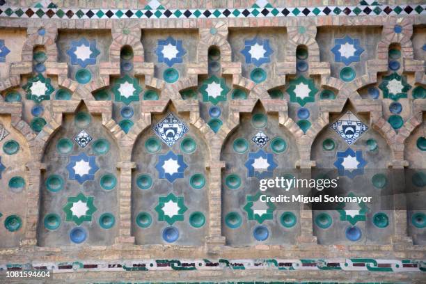 the mudéjar wall of the cathedral of the savior of zaragoza - provinz sarragossa stock-fotos und bilder