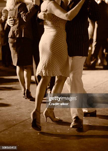 porträt von paar tanzen tango im freien, sepia - tango dancers stock-fotos und bilder