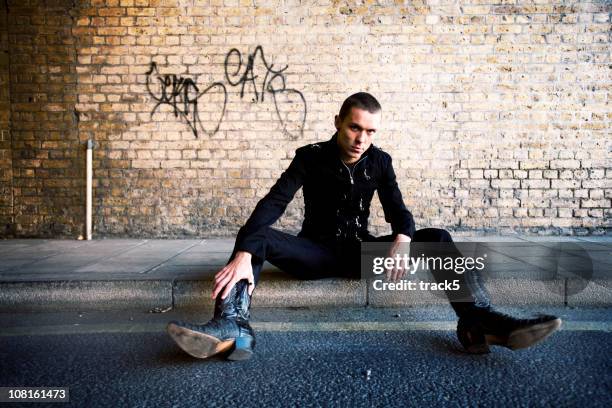 nel grondaia - gambe divaricate foto e immagini stock