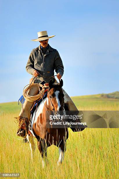 cowboy prendre une promenade matinale sur son cheval - cheval de face photos et images de collection