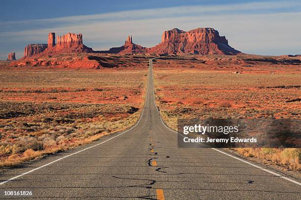 empty paved road leading to monument valley - mesa arizona stock pictures, royalty-free photos & images