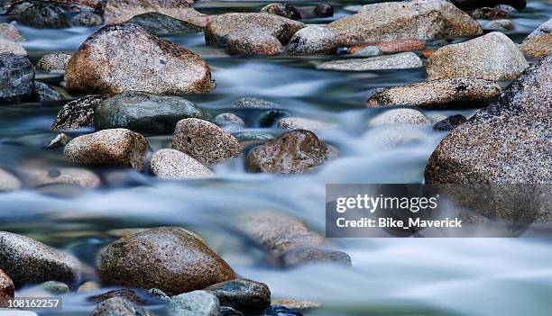 langzeitbelichtung von wasser fließt in-stream - bach stock-fotos und bilder