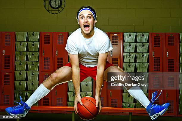 giocatore di basket maschile salto tutto in spogliatoio con sfera - gambe divaricate foto e immagini stock