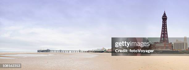 blackpool beach with tower - blackpool-lancashire stockfoto's en -beelden