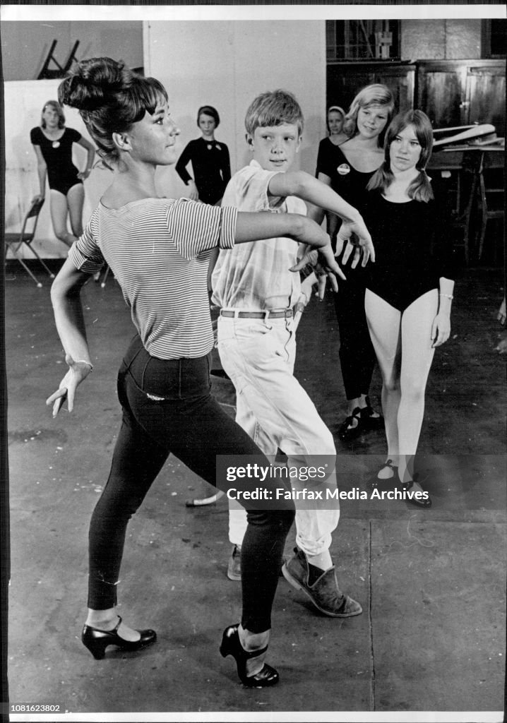 Estella Nova shows a basic position in Flamenco