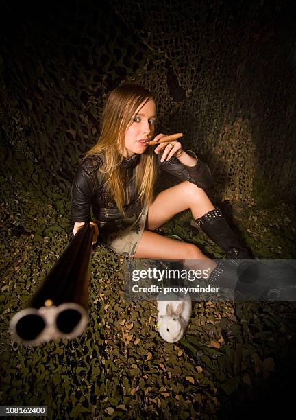 woman holding shotgun and sitting with rabbit - beautiful women smoking cigars 個照片及圖片檔