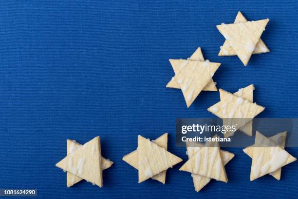 hanukkah cookies on blue - judenstern stock-fotos und bilder