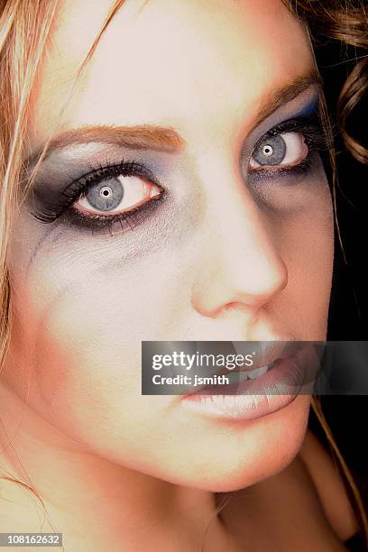 frau mit make-up der augen - gray eyes stock-fotos und bilder